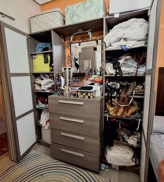 Cómoda y armarios de madera y cristal