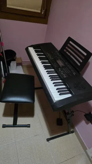 Piano Casio CTK-3000 con banqueta