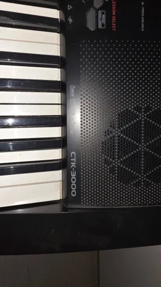 Piano Casio CTK-3000 con banqueta