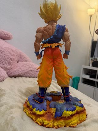 Figura Goku con base coleccionista