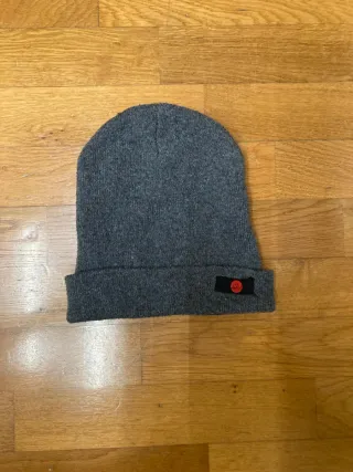 Berretto Grigio con Logo Rosso