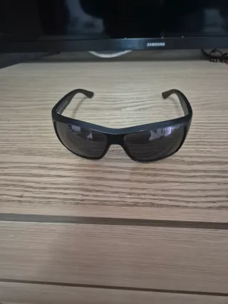 Gafas de sol Ray-Ban negras filo dorado