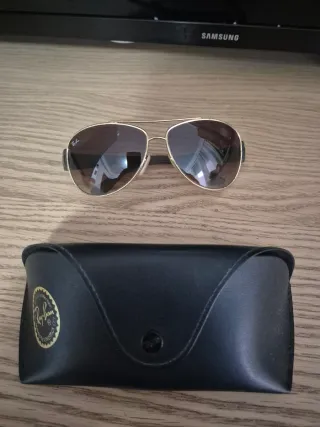 Gafas de sol Ray-Ban negras filo dorado