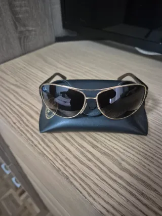 Gafas de sol Ray-Ban negras filo dorado