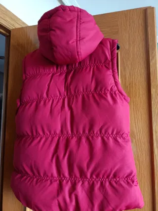 Chaleco acolchado con capucha y cierres