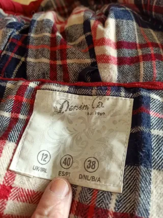 Chaleco acolchado con capucha y cierres