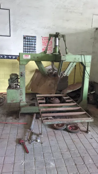 Desmontadora de neumáticos para camión