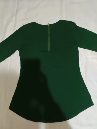 Camiseta verde con calavera y cremallera