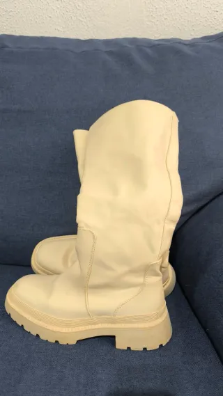 Bota engomada beige alta.