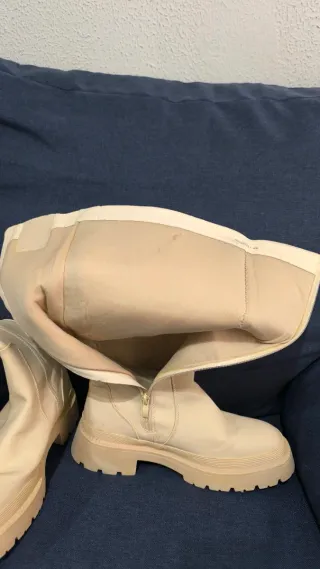 Bota engomada beige alta.