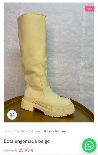 Bota engomada beige alta.