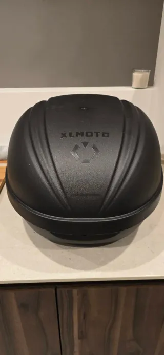 Baúl moto XLMOTO 30L Top Box universal – Nuevo