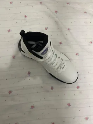 Zapatilla Baloncesto Tenth Hooper Negra/Blanca