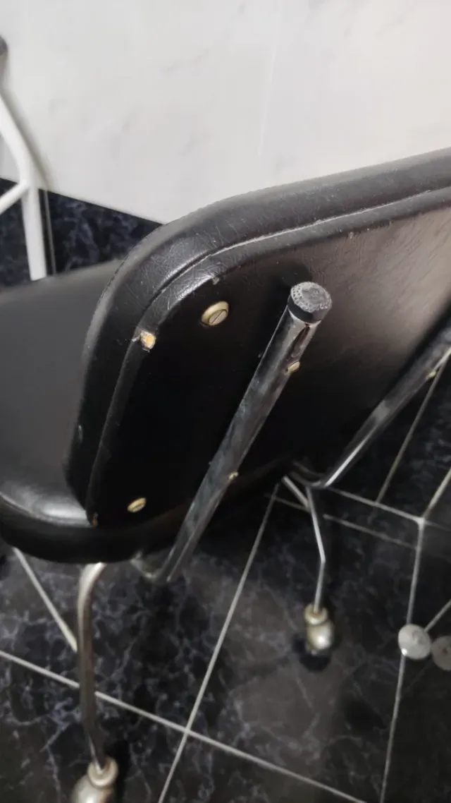 Silla giratoria polipiel negra