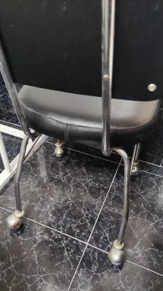 Silla giratoria polipiel negra