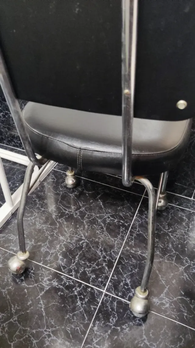 Silla giratoria polipiel negra