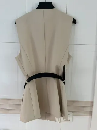 Chaleco Zara Beige con Cinturón Peplum