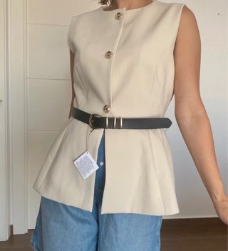 Chaleco Zara Beige con Cinturón Peplum