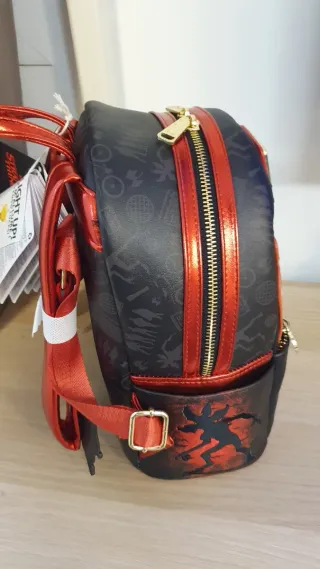 Mochila Stranger Things Loungefly Negra Roja