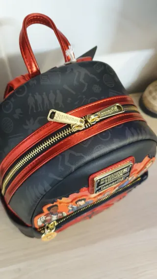 Mochila Stranger Things Loungefly Negra Roja