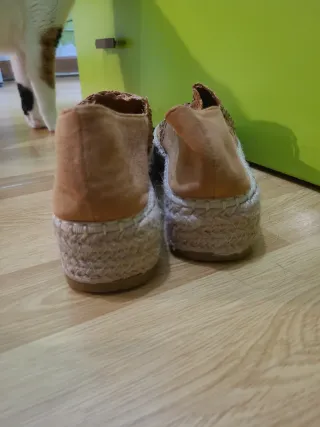 Zapatos de plataforma con pedrería.