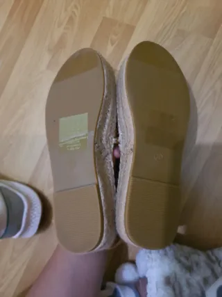 Zapatos de plataforma con pedrería.