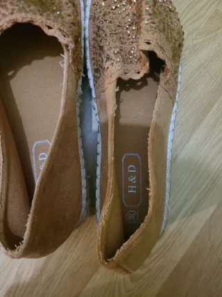 Zapatos de plataforma con pedrería.