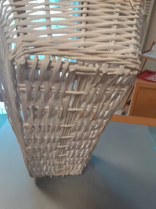 Cesto in vimini bianco