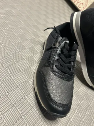 Zapatos negros y plateados