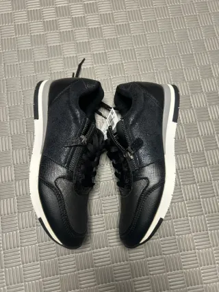 Zapatos negros y plateados