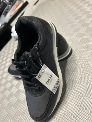 Zapatos negros y plateados