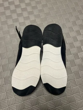 Zapatos negros y plateados