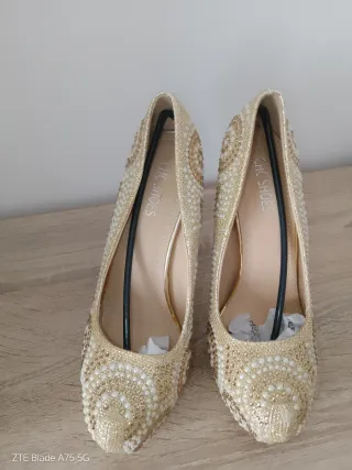 Tacchi dorati decorati