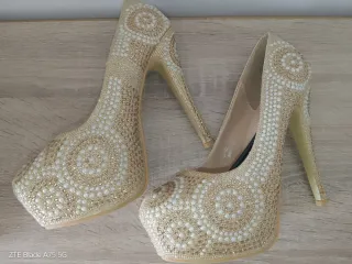 Tacchi dorati decorati