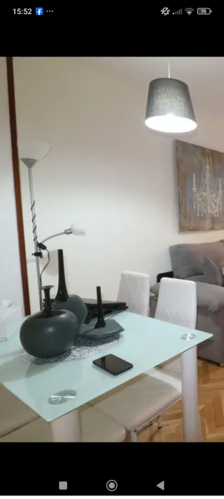 Mesa de comedor de cristal y metal