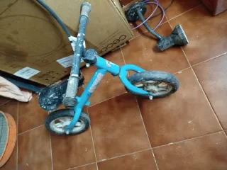 Bicicleta de equilibrio azul