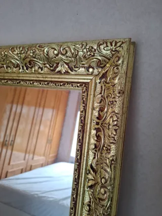 Espejo Grande con Marco Dorado Ornamental
