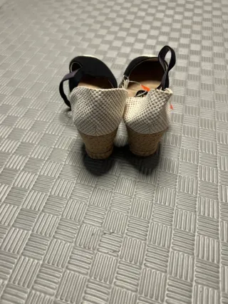 Sandalias cuña negras y beige