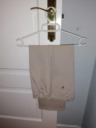 Pantalón vestir niño beige Talla 12-14.