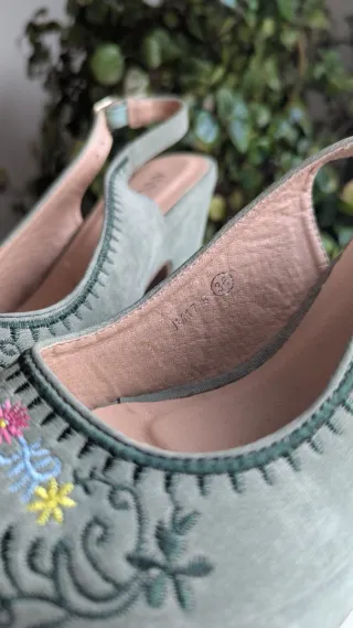 Zapatos Annalisa verde bordado flores peep toe