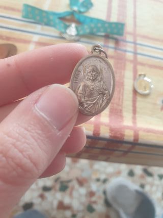 Lote de medallas, monedas y rosario