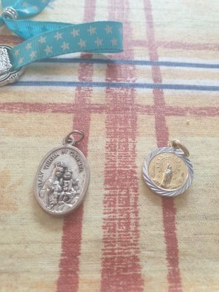 Lote de medallas, monedas y rosario