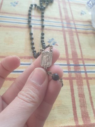 Lote de medallas, monedas y rosario