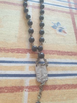 Lote de medallas, monedas y rosario