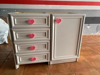 Mueble de pino blanco con tiradores de corazón