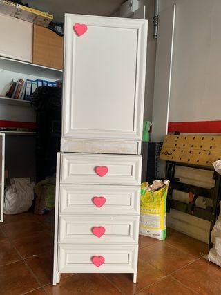 Mueble de pino blanco con tiradores de corazón