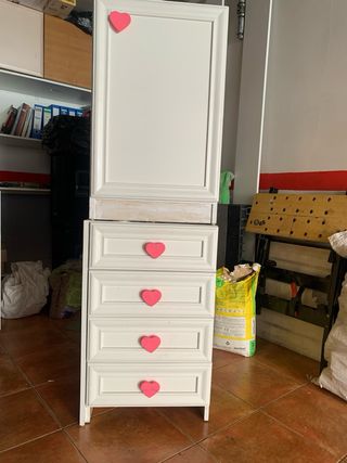 Mueble de pino blanco con tiradores de corazón