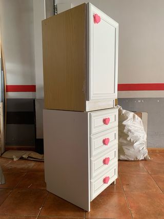 Mueble de pino blanco con tiradores de corazón