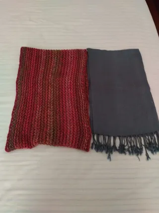 Dos bufandas (gris y roja)