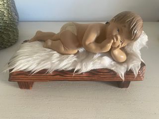Niño Jesús en cuna de madera